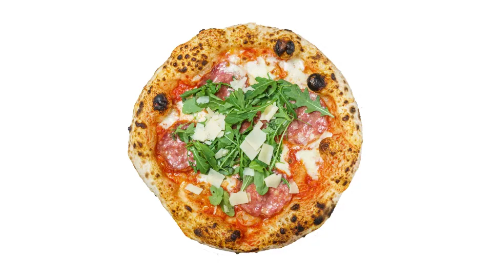 Pizza, rucolaa ja juustolastuja vaalealla taustalla